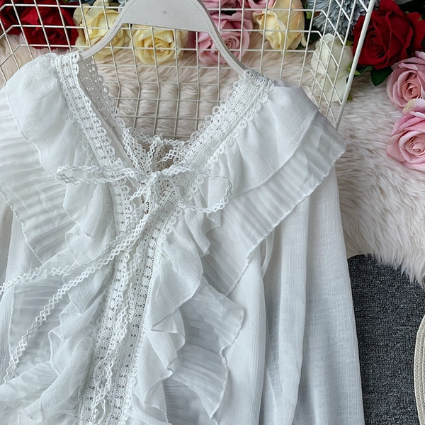 Дамска стилна риза с V-образно деколте в бял и черен цвят