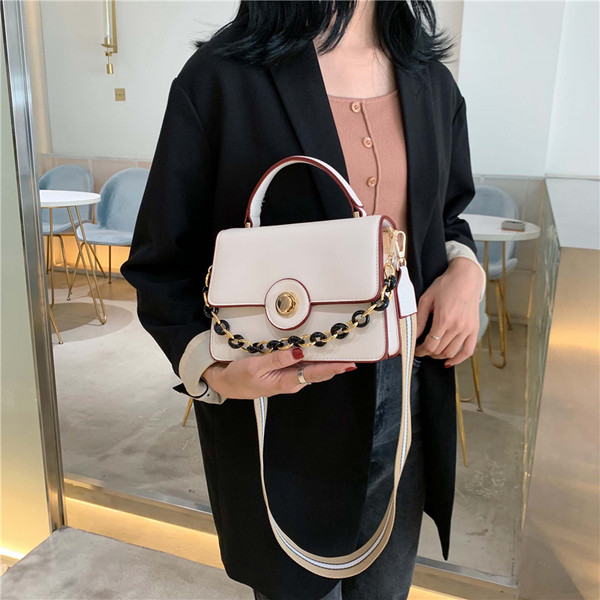 Дамска кожена  чанта с метална декорация в няколко цвята