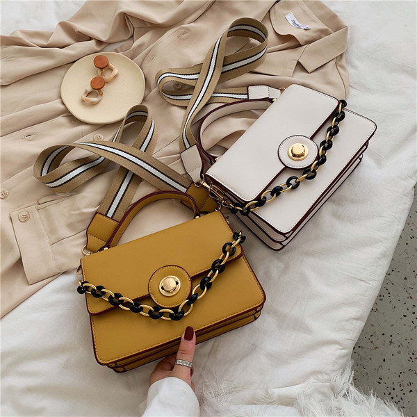 Дамска кожена  чанта с метална декорация в няколко цвята