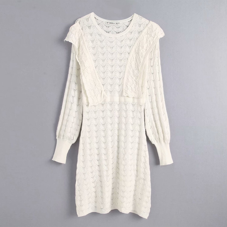 Дамска къса рокля от тънко плетиво с дълъг ръкав в бял цвят 