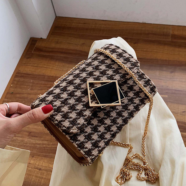 Дамска чанта с метална верижка и метално закопчаване