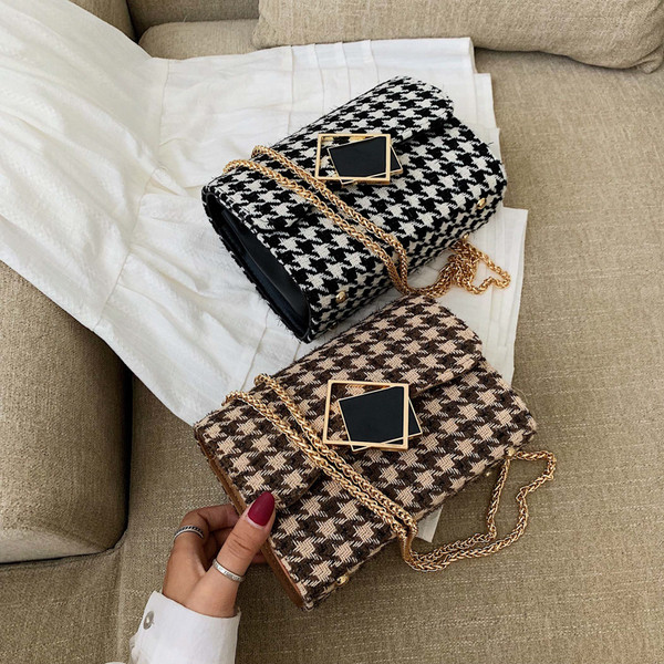 Дамска чанта с метална верижка и метално закопчаване