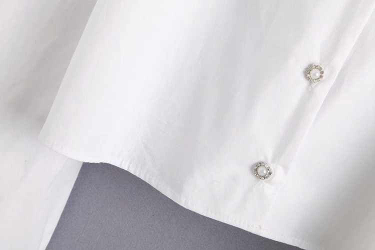 Дамска къса риза с V - образно деколте и копчета в бял цвят