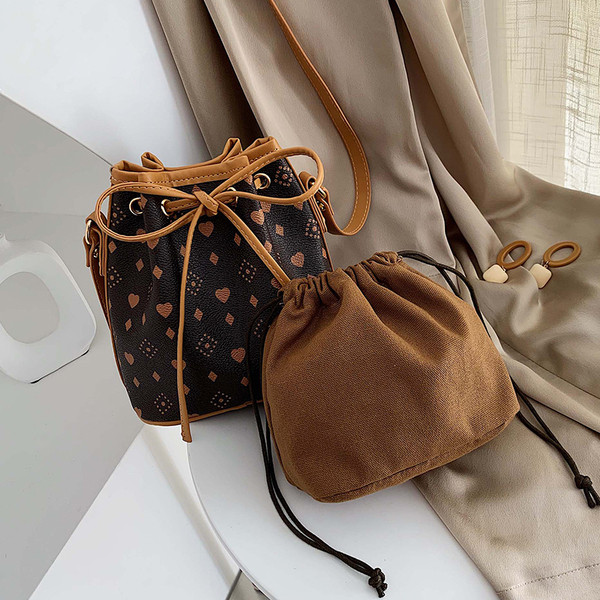 Дамска чанта от еко кожа и дълга дръжка в три цвята