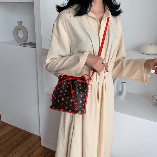 Дамска чанта от еко кожа и дълга дръжка в три цвята