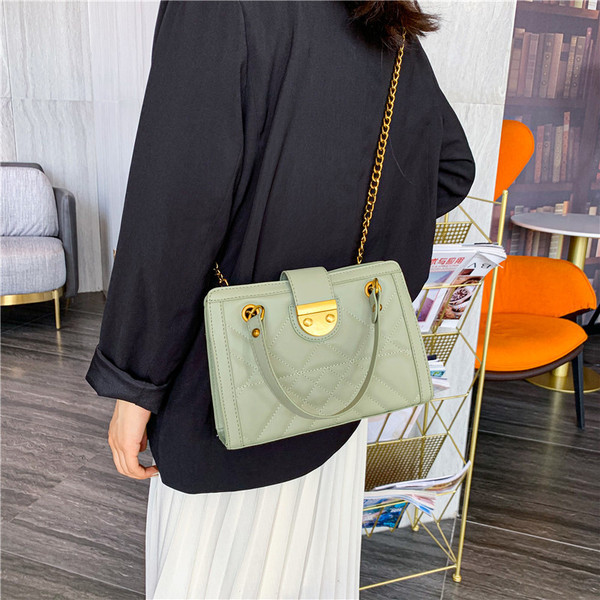 Дамска кожена чанта  с метално закопчаване