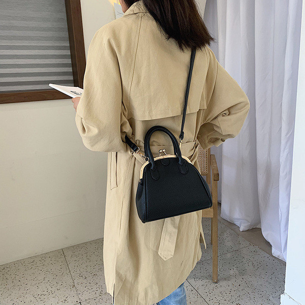 Модерна дамска чанта  с две дръжки в няколко цвята