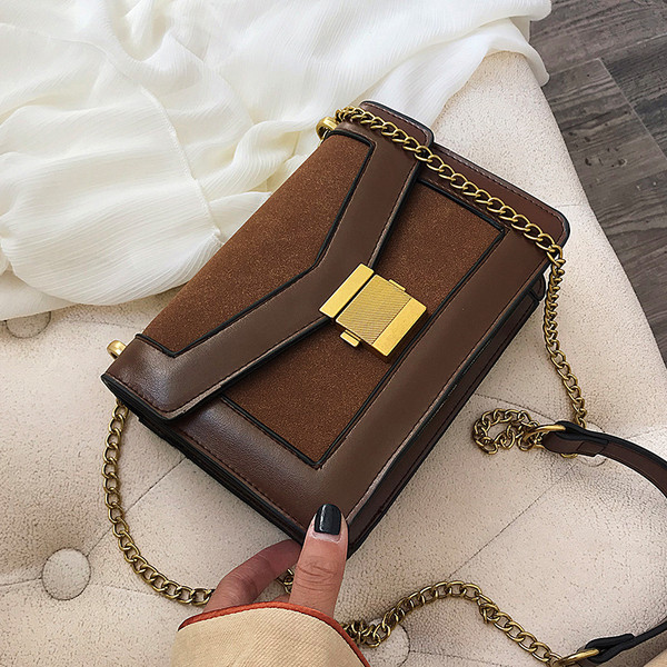 Стилна дамска чанта с дълга метална верижка