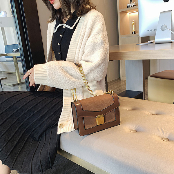 Стилна дамска чанта с дълга метална верижка