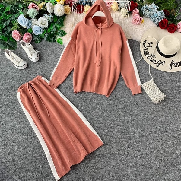 Дамски комплект от тънко плетиво включващ суичър с качулка и пола в няколко цвята