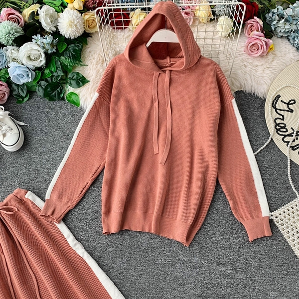 Дамски комплект от тънко плетиво включващ суичър с качулка и пола в няколко цвята