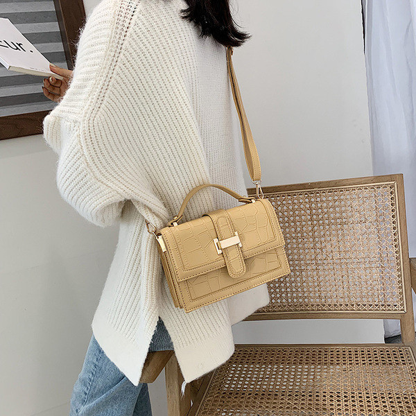 Модерна  дамска чанта от еко кожа и дълга дръжка