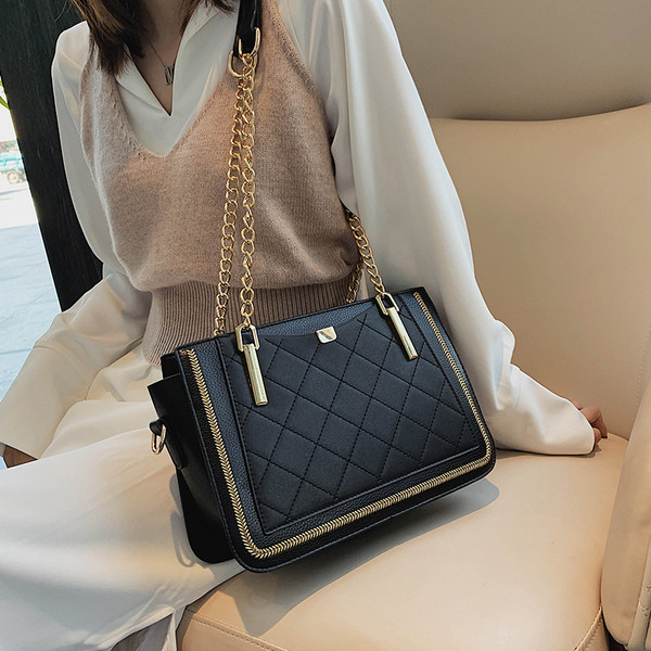 Дамска кожена чанта с метална верижка в няколко цвята