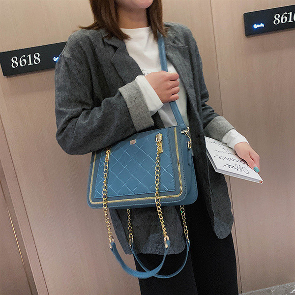 Дамска кожена чанта с метална верижка в няколко цвята