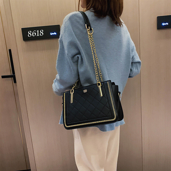 Дамска кожена чанта с метална верижка в няколко цвята