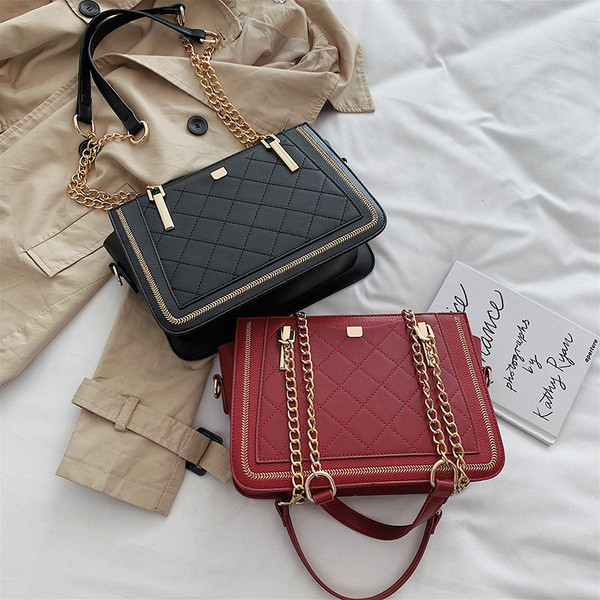 Дамска кожена чанта с метална верижка в няколко цвята