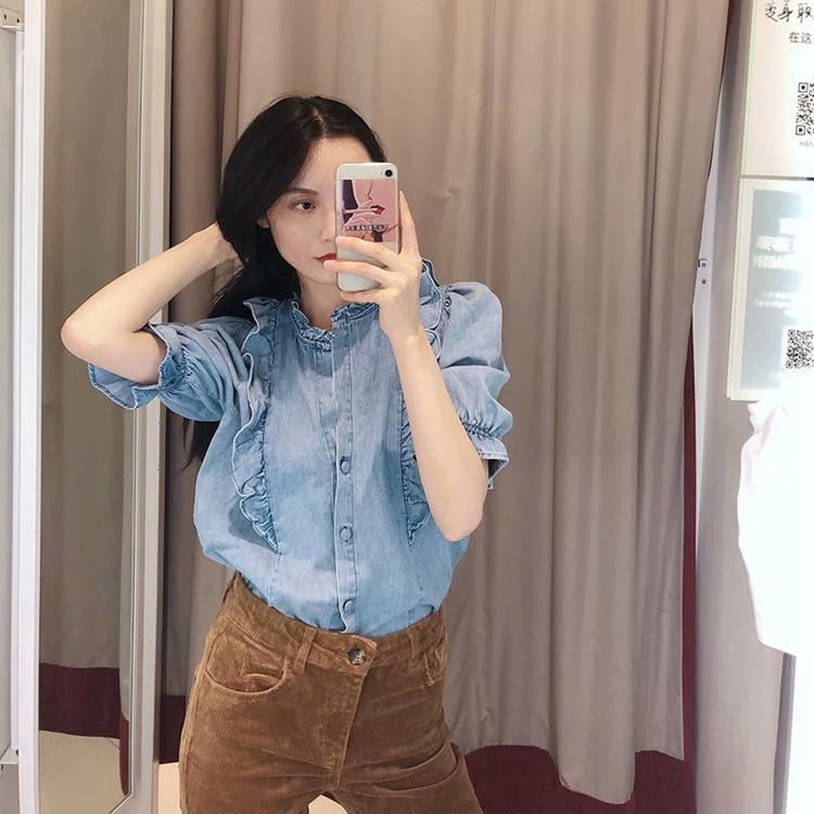 Дамска дънкова риза в син цвят с шпиц деколте и къс ръкав