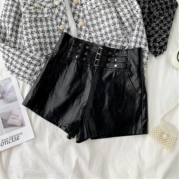 Стилни дамски къси панталони от еко кожа с метални елементи в черен цвят