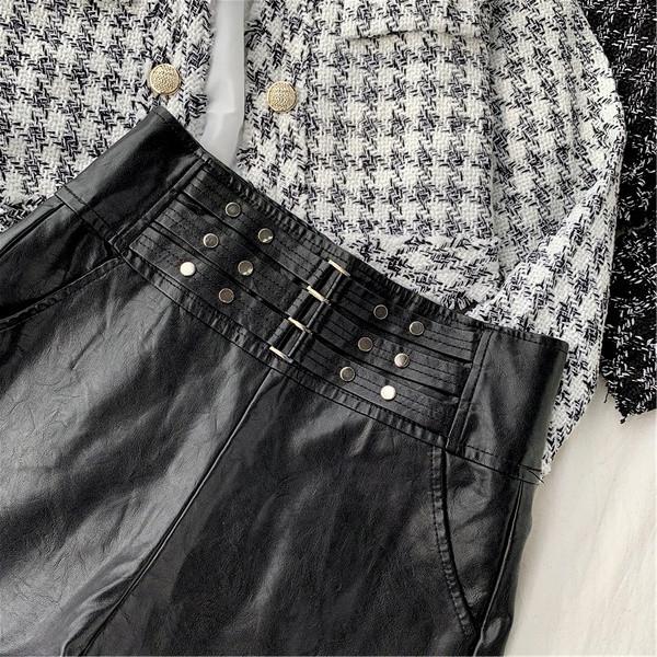 Стилни дамски къси панталони от еко кожа с метални елементи в черен цвят