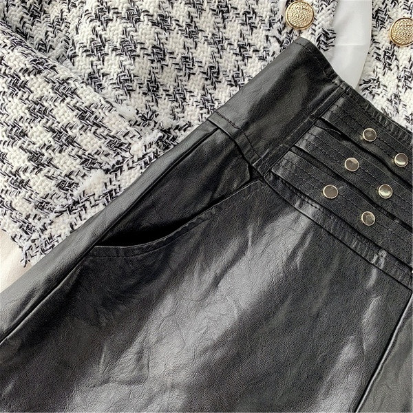 Стилни дамски къси панталони от еко кожа с метални елементи в черен цвят