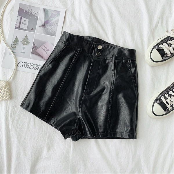 Изчистен модел къси кожени панталони в черен цвят