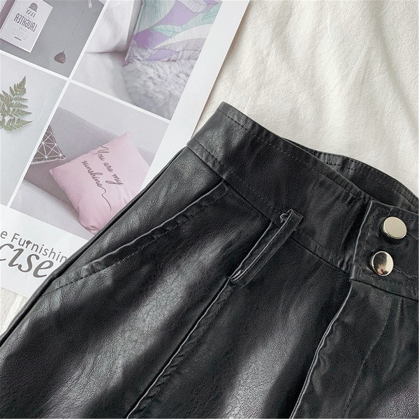 Изчистен модел къси кожени панталони в черен цвят