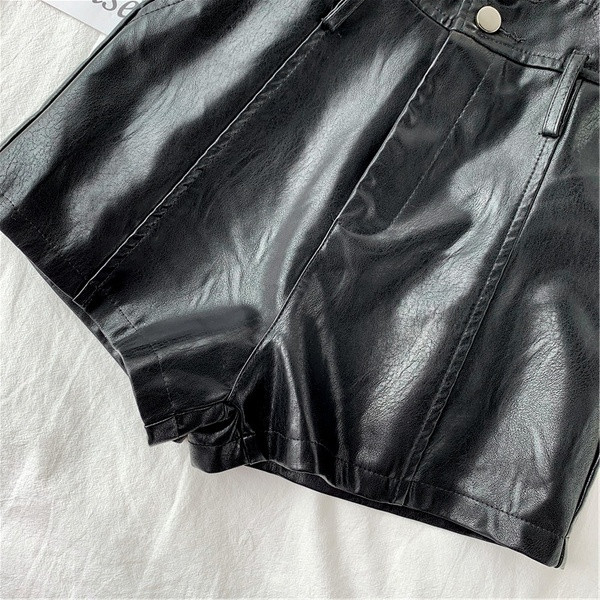 Изчистен модел къси кожени панталони в черен цвят