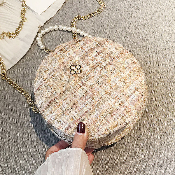 Дамска чанта в кръгла форма и декорация перли в три цвята