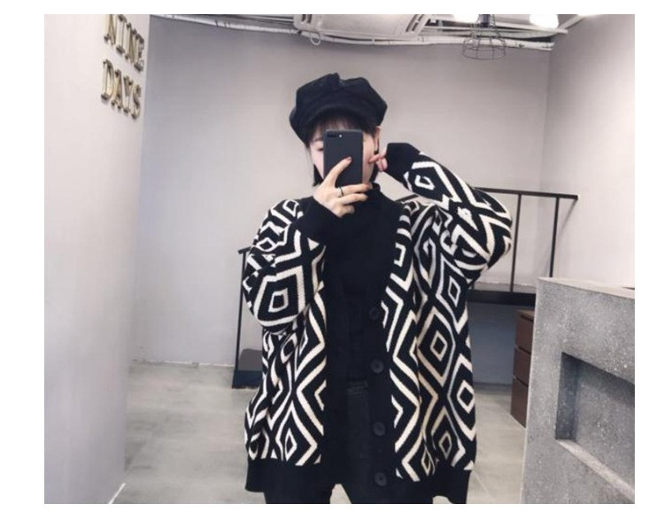 Дамска жилетка с шпиц деколте в две разцветки 