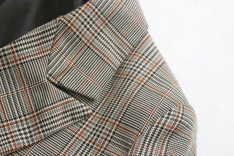 Дамско елегантно карирано сако с двуредно закопчаване