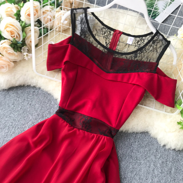 Модерна дамска рокля  с дантела в два цвята