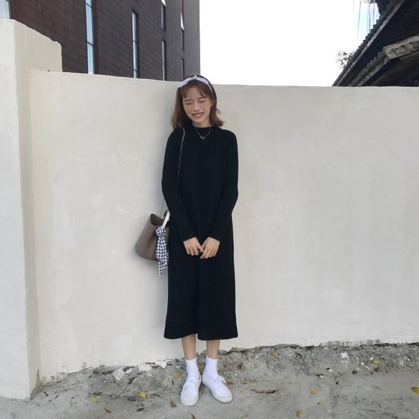 Дамска зимна рокля прав модел в черен и бял цвят 