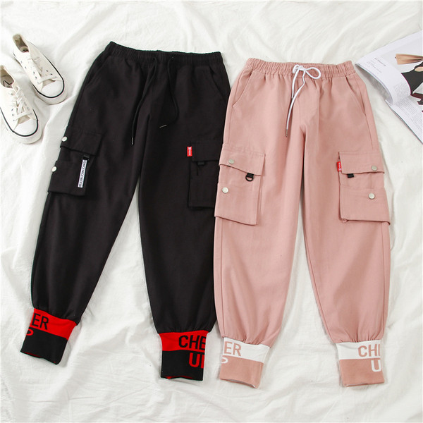 Спортен дамски панталон с еластична талия и джобове в черен и розов цвят