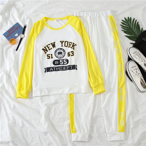 Дамски екип от две части с щампа в бял цвят