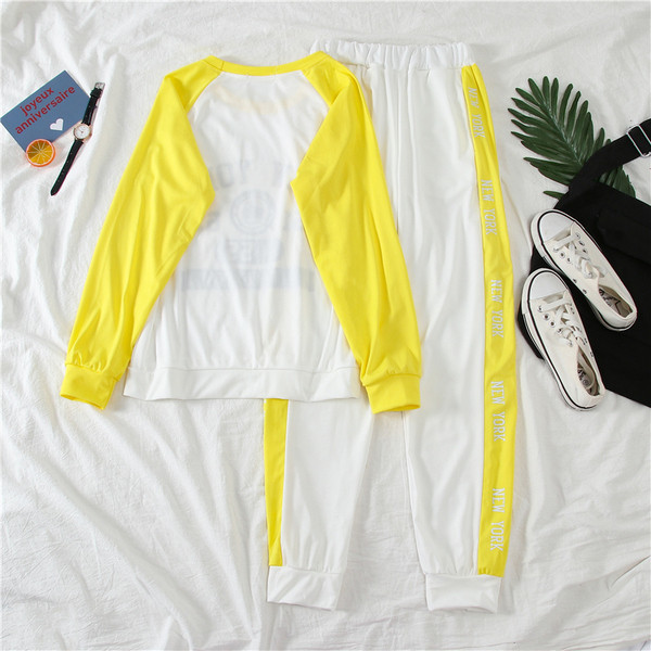 Дамски екип от две части с щампа в бял цвят