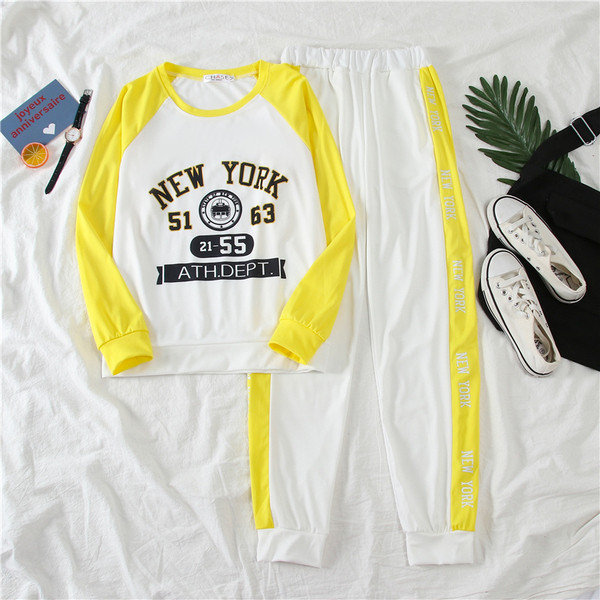 Дамски екип от две части с щампа в бял цвят