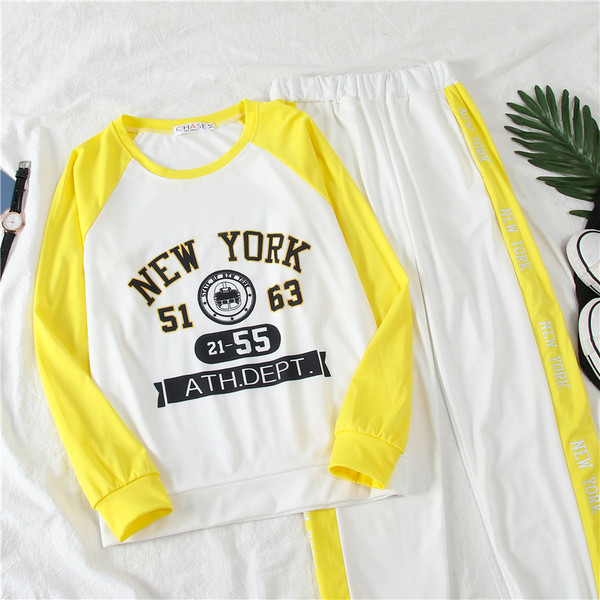 Дамски екип от две части с щампа в бял цвят