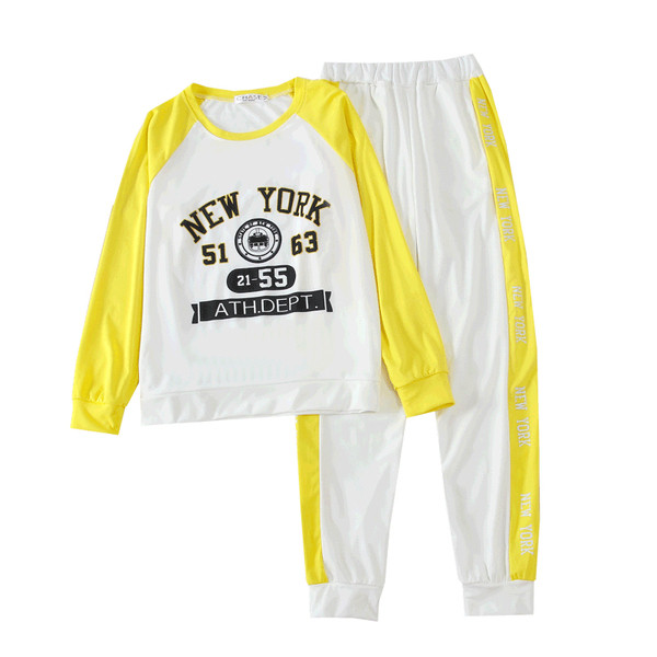 Дамски екип от две части с щампа в бял цвят