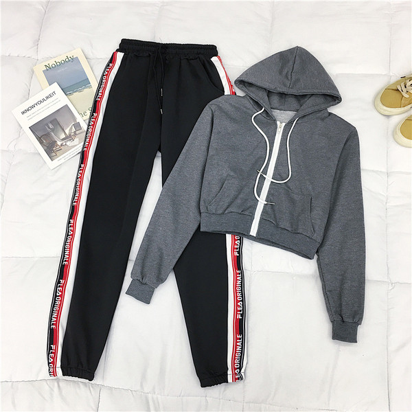 Спортен дамски комплект включващ къс суичър в сив цвят и панталон в черен цвят