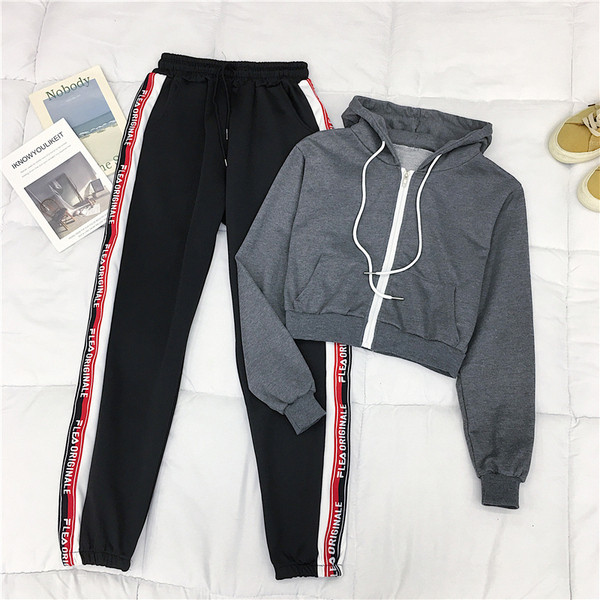 Спортен дамски комплект включващ къс суичър в сив цвят и панталон в черен цвят