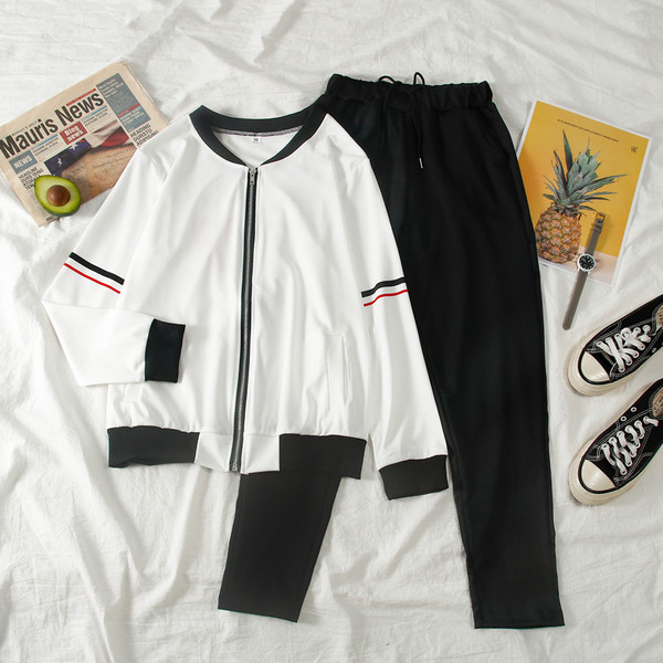 Дамски спортен екип от две части с щампа на гърба в черен и бял цвят