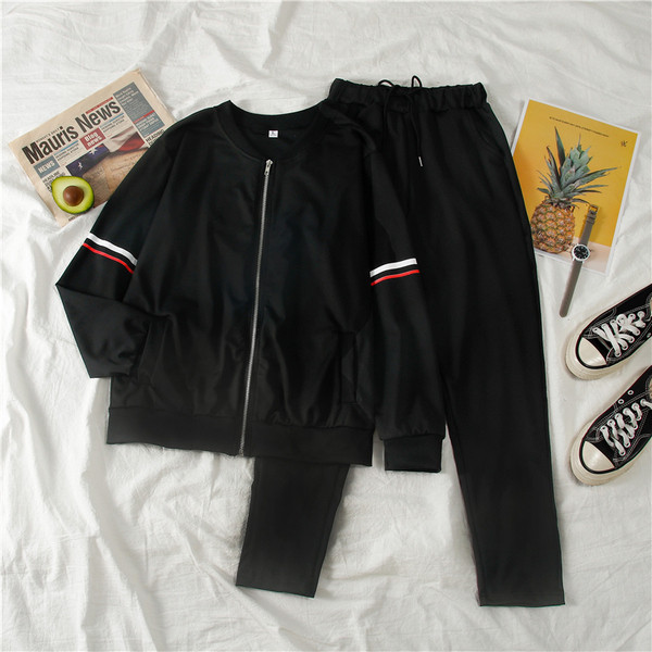 Дамски спортен екип от две части с щампа на гърба в черен и бял цвят