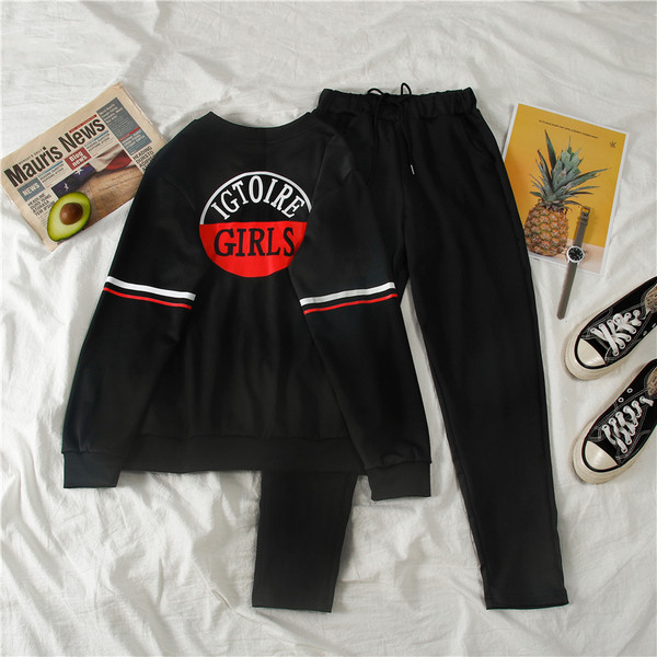 Дамски спортен екип от две части с щампа на гърба в черен и бял цвят