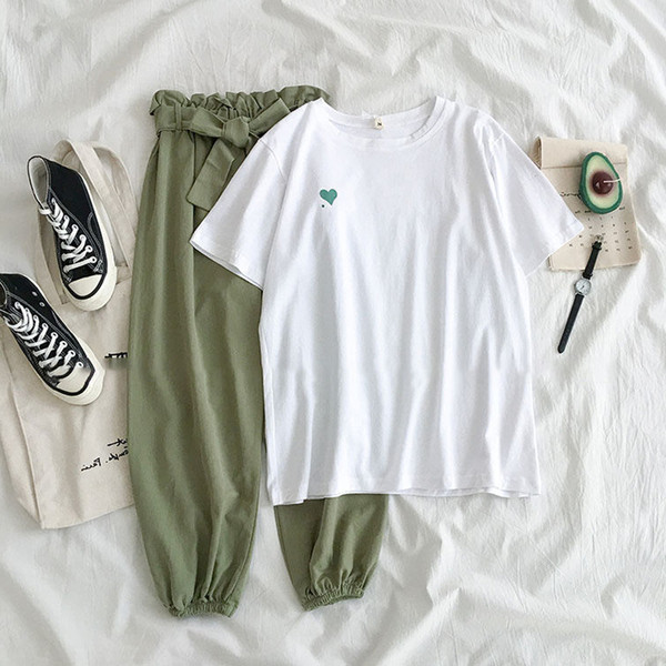 Γυναικείο casual σετ - λευκό κεντημένο μπλουζάκι και πράσινο παντελόνι με ψηλή  μέση