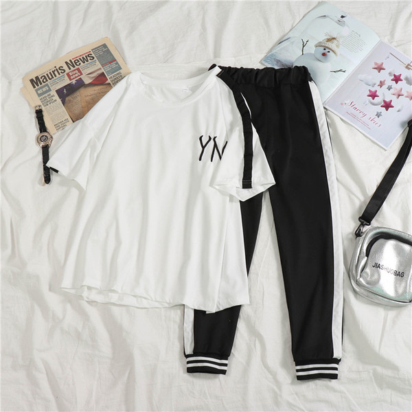 Спортен дамски комплект включващ широка тениска и клин 