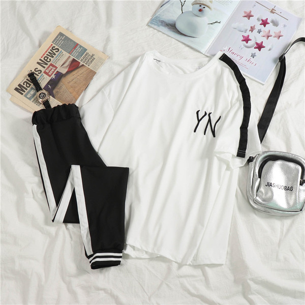 Спортен дамски комплект включващ широка тениска и клин 