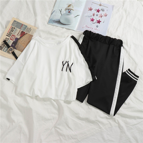 Спортен дамски комплект включващ широка тениска и клин 