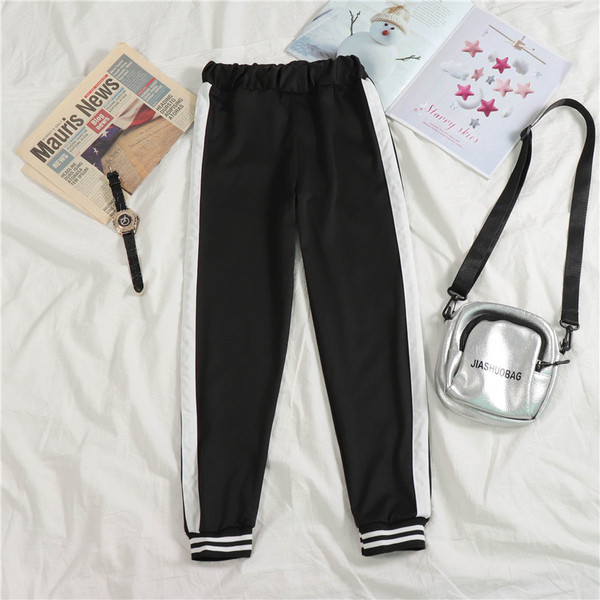 Спортен дамски комплект включващ широка тениска и клин 