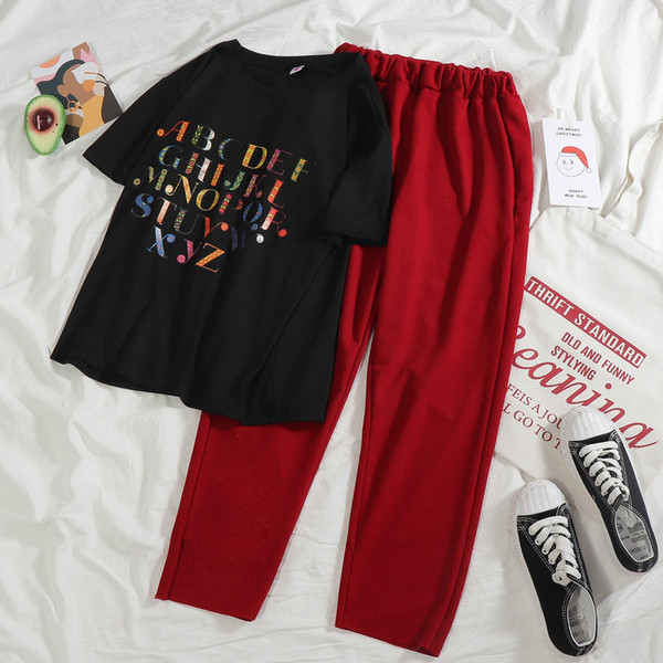 Дамски ежедневен комплект - тениска с надписи и панталон с еластична талия