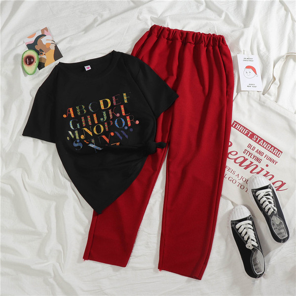 Дамски ежедневен комплект - тениска с надписи и панталон с еластична талия